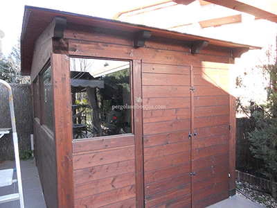 caseta de madera grande, con cerramientos acristalados, vista lateral