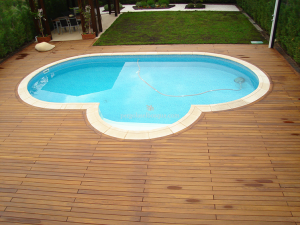 suelo completamente a medida de la piscina, en madera