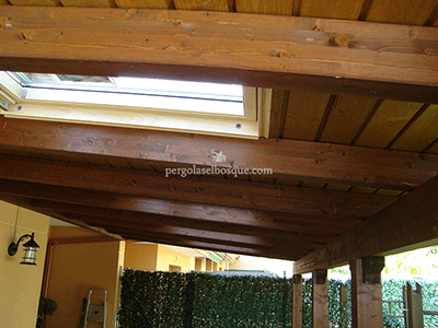 detalle de tragaluz ventana en porche realizado en madera