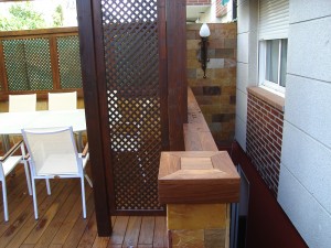 valla de madera y celosia para decoracion de porche exterior