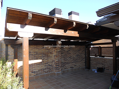 cerramiento de terraza con porche y celosías de madera