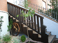 vallado y escalera de madera para entrada a vivienda