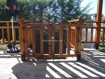 valla de madera con cerramiento a medida que separa el jardín de la casa
