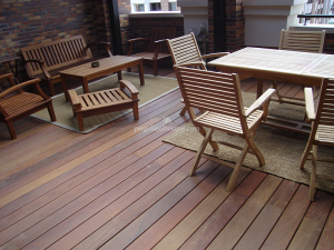 terraza con suelos de madera a juego con el mobiliario