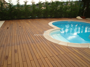suelo de madera de roble tratada para piscina