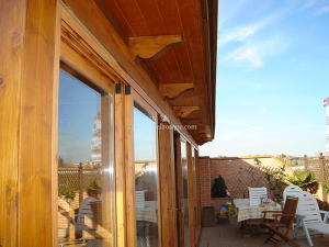 terraza cerrada en madera con puertas y ventanales de cristal para azotea