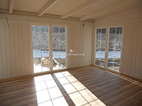 pergola, suelos y cerramiento de madera en acabo natural y lacado blanco, con acristalamientos