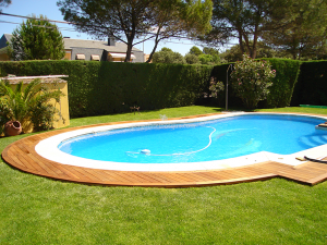 otra vista de la piscina con el borde hecho en madera
