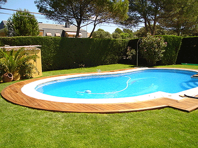 cerco de suelo de madera para piscina al aire libre en chalet privado en la provincia de Toledo