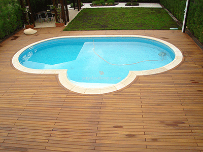 suelo de madera para la zona pegada a la piscina en casa independiente