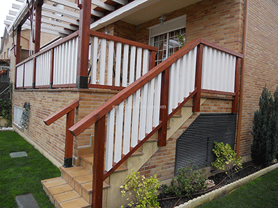 valla de madera en tono natural y blanco para terraza a ras