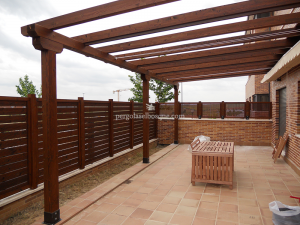 porche de terraza con valla en el mismo tono de madera