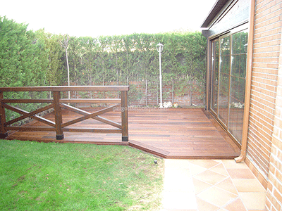 suelo de madera para zona de recreo en jardín