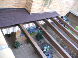 vista desde arriba de un tejado con porche de madera