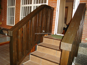 vallas en madera para escalera de salida a patio