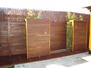 suelo exterior en madera a juego con valla alta, obra en Madrid 2013