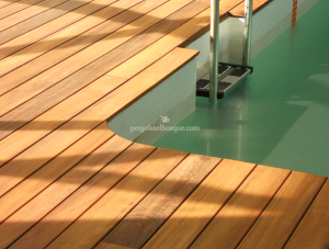 piscina decorada con suelo de madera en láminas