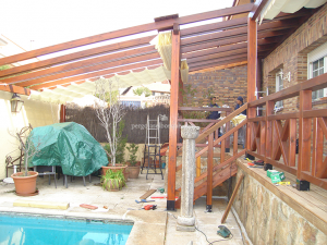 valla y estructura de madera adosadas a piscina y terraza