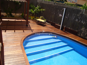 piscina con suelo a su alrededor hecho en madera a mano