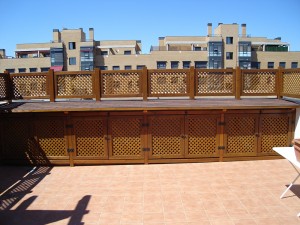 armarios y valla para terraza hechos con celosias decorativas en madera