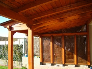 porche de madera para jardín y patio con detalle en celosías