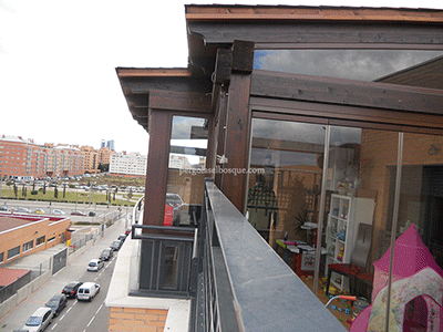 cerramiento en madera y cristal para terraza, obra realizada en Madrid en 2013 por Pérgolas El Bosque
