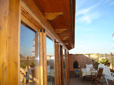 cerramiento de terraza con porche acristalado sobre estructura de madera