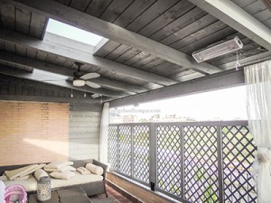 porche de madera con tragaluz para aprovechar la luz natural en terraza